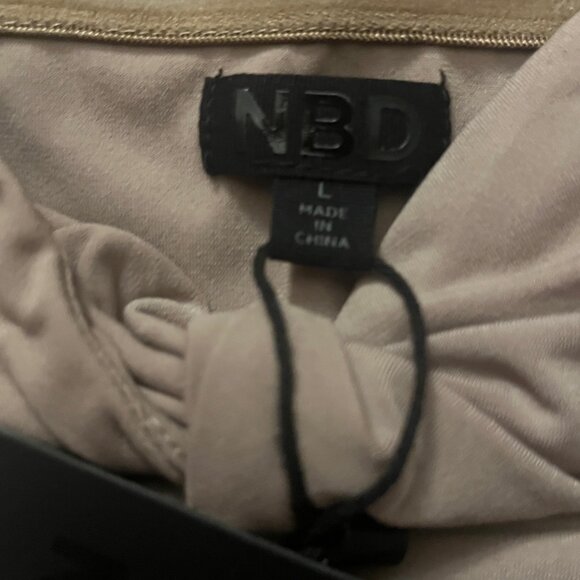 Revolve NBD Beige Bandeau Twist Front Top Womens Large Cropped NWT - Picture 3 of 3